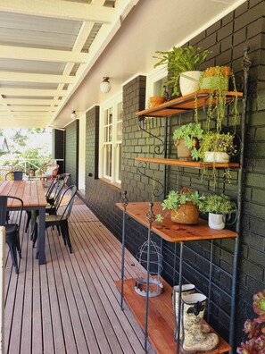 Outdoor dining - Noonan House. 5 minute walk to the centre of town.<br>Spacious home on half acre. (Woodend)