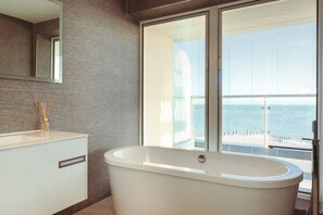 Bathtub, hair dryer, towels, soap - White Point beach house (Eastbourne)