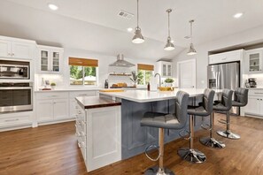 Fridge, microwave, oven, stovetop - The George at 702 - 1 Mile to DT Springdale (Fayetteville)