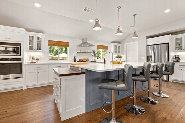 Jääkaappi, mikroaaltouuni, uuni, liesi