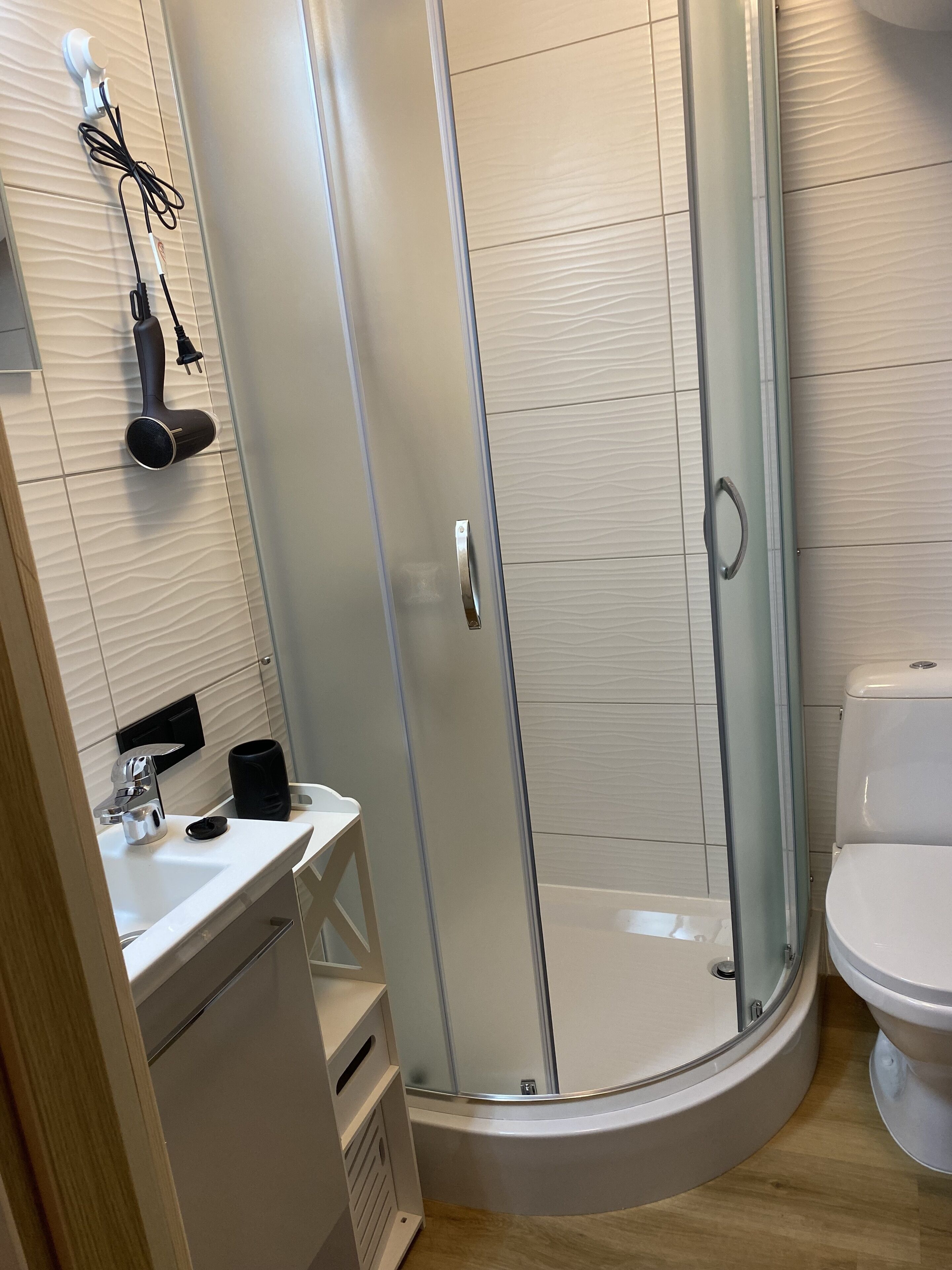 Douche, serviettes fournies, savon, papier toilette