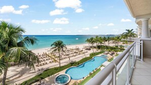 Un resort con piscina, playa y vista al océano.