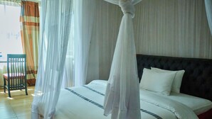 Quarto casal luxo | Vista para o jardim