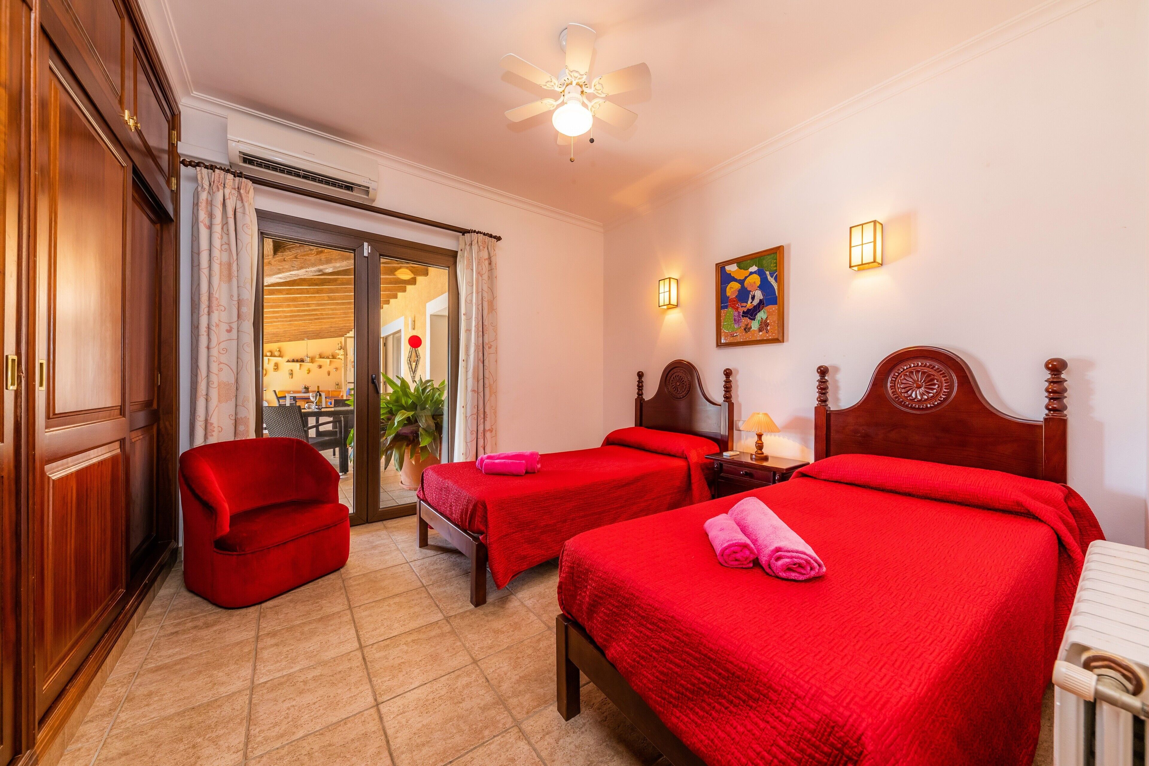 5 bedrooms, iron/ironing board, free WiFi, bed sheets