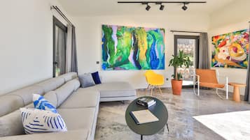 VILLA ARYCANDIA | Wohnbereich | 50-Zoll-LED-Fernseher mit Premium-TV-Sendern, Fernseher