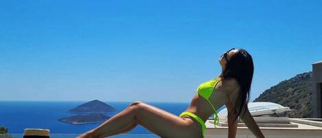 10 piscinas al aire libre, sombrillas, sillones reclinables de piscina