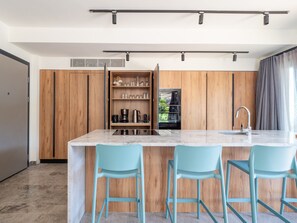 VILLA OLYMPOS | Cucina privata | Frigorifero con congelatore, microonde, forno, piano cottura
