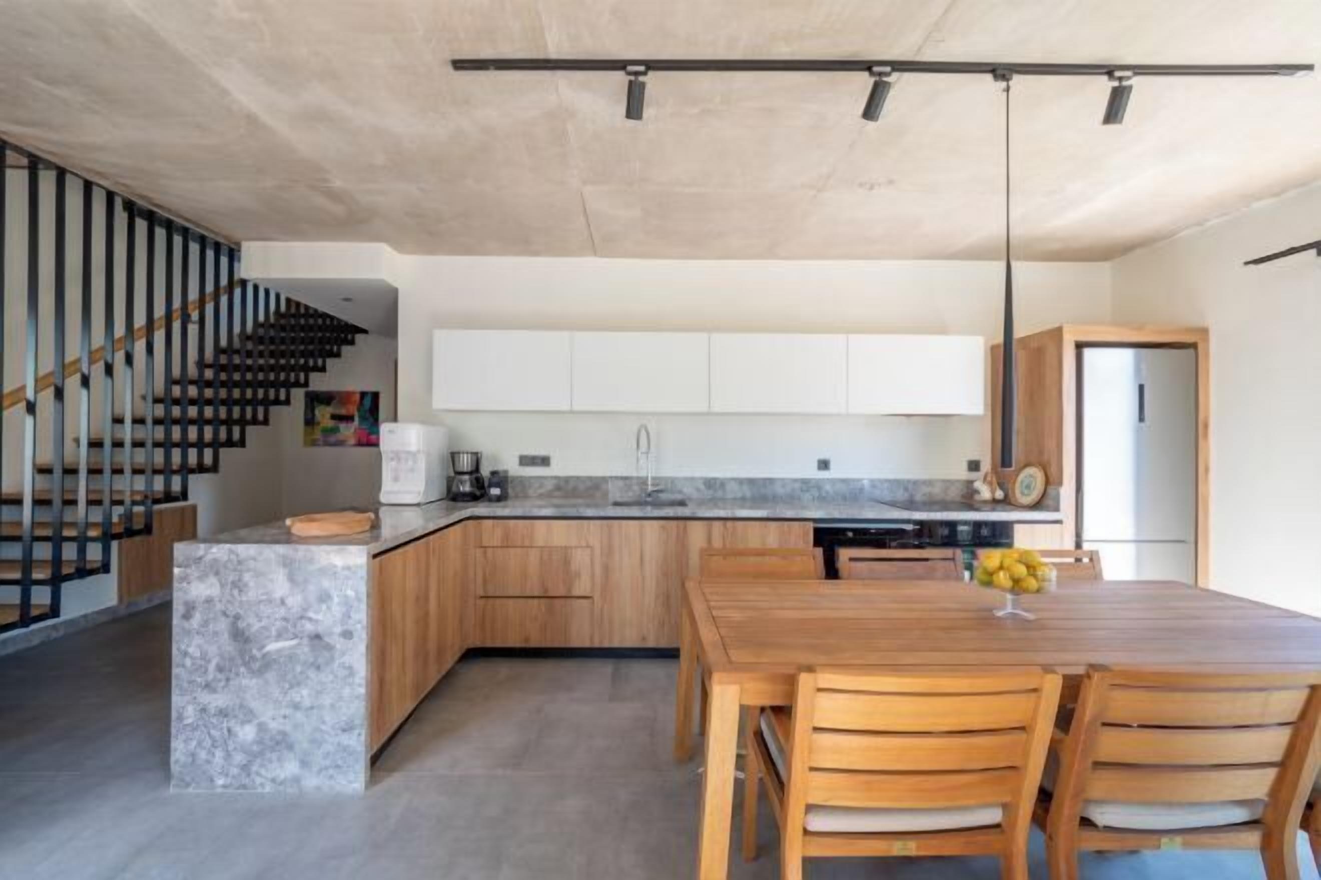 Private kitchen | Full-size fridge, microwave, oven, stovetop