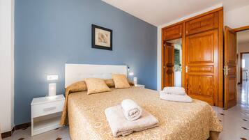 3 bedrooms, iron/ironing board, free WiFi, bed sheets