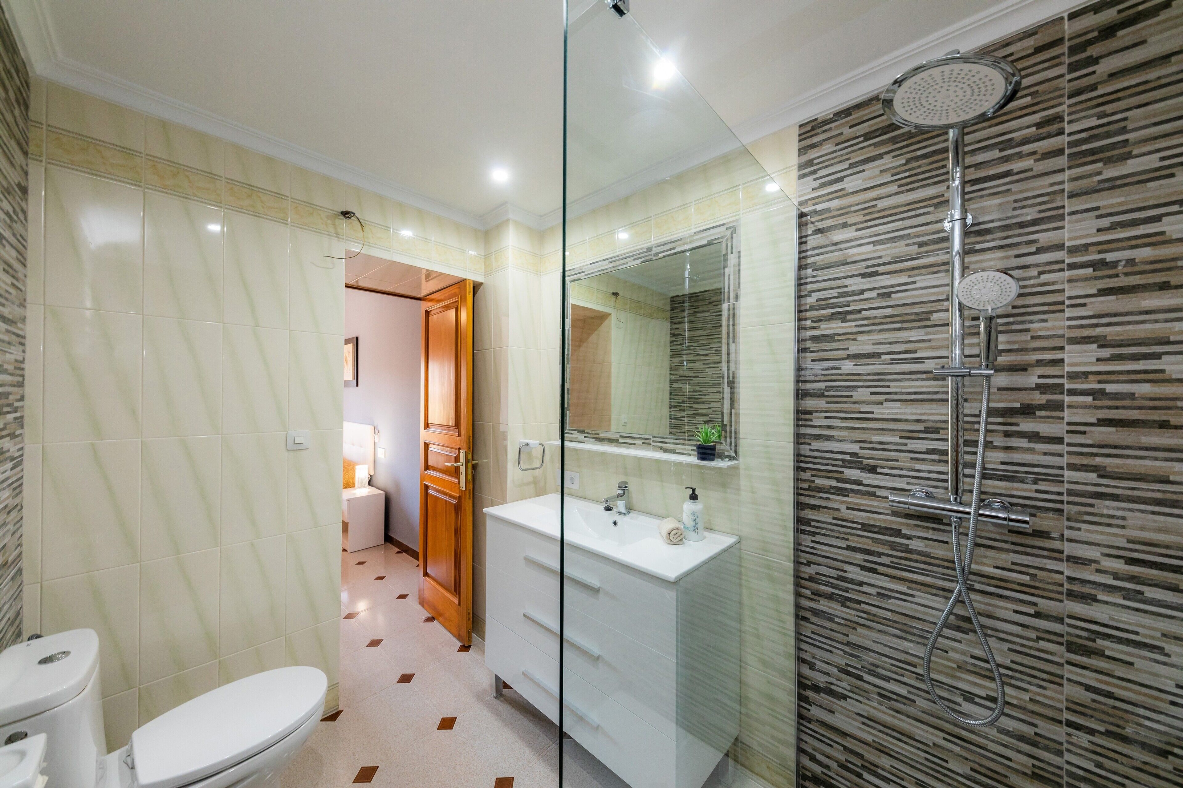 浴槽、ヘアドライヤー、タオル