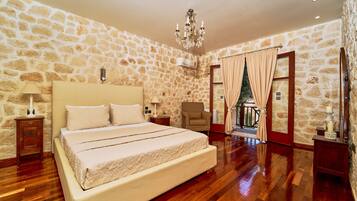 5 bedrooms, iron/ironing board, free WiFi, bed sheets