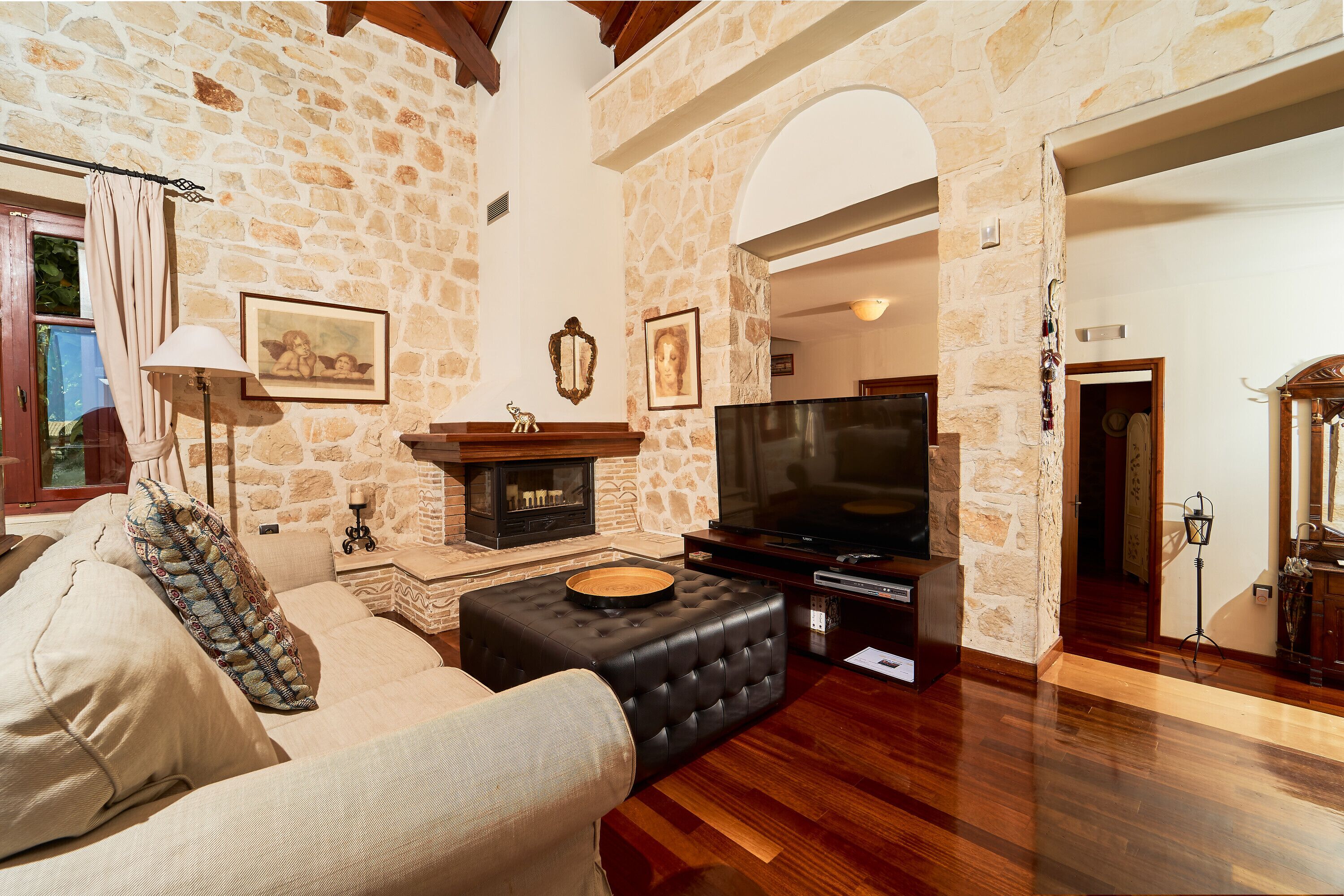 TV, peis, DVD-spiller og stereoanlegg