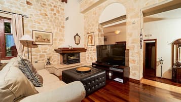 Téléviseur, foyer, lecteur de DVD, chaîne audio