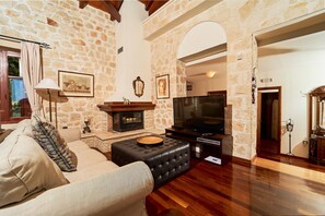 Televisión, chimenea, reproductor de DVD, estéreo