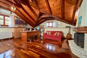 Fernseher, Kamin, DVD-Player, Stereoanlage