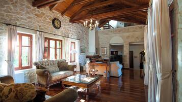 TV, peis, DVD-spiller og stereoanlegg