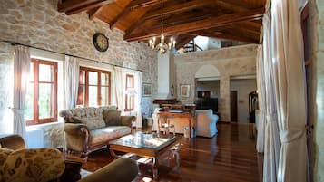 Téléviseur, foyer, lecteur de DVD, chaîne audio