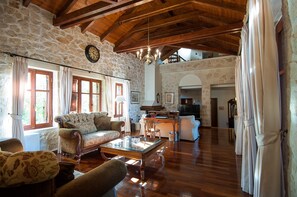 Televisión, chimenea, reproductor de DVD, estéreo