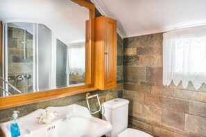 Bathtub, free toiletries, hair dryer, towels