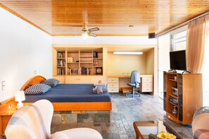 5 bedrooms, iron/ironing board, free WiFi, bed sheets