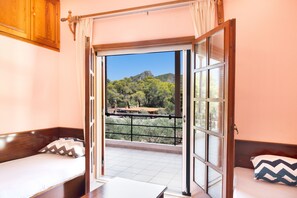 5 bedrooms, iron/ironing board, free WiFi, bed sheets