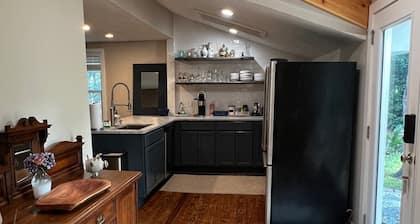 Cozy Cottage near UNCW, Central Location to All!