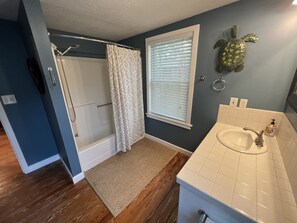 Combined shower/bathtub, hair dryer, towels, soap - Cozy Cottage near UNCW, Central Location to All! (Wilmington)