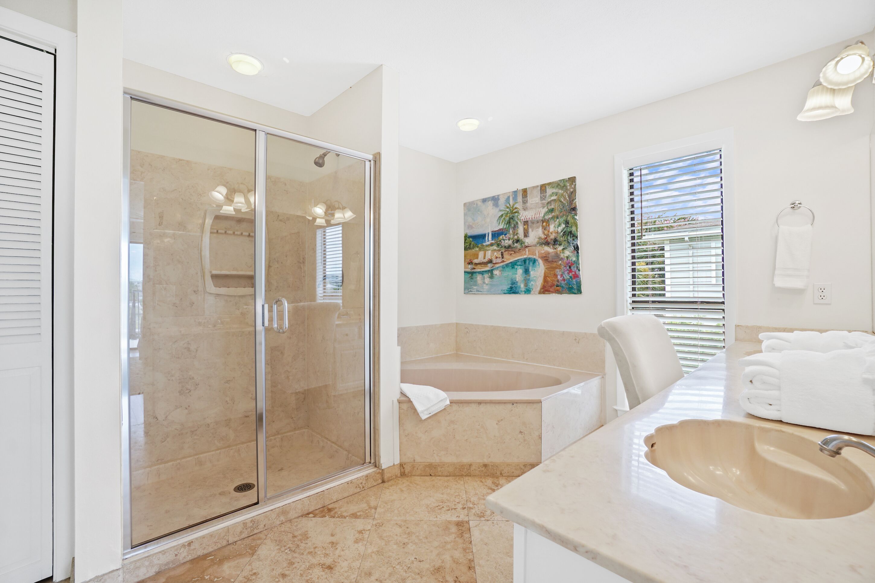 Un baño moderno con ducha de vidrio, bañera y lavamanos.