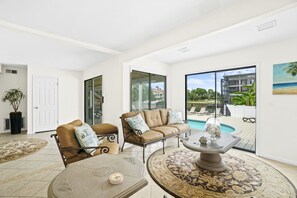 50-inch Smart TV with digital channels, TV, fireplace - Destin Beach House - Happy Harbor House (Destin)