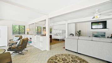 Smart TV 50-inci dengan saluran TV digital, TV, dan perapian