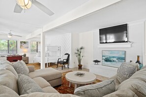 50-tums smart-tv med digitalkanaler, tv och eldstad