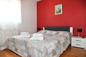 5 間睡房、房內夾萬、熨斗/熨衫板、可攜式嬰兒床