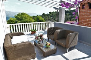 Property grounds - Dalmatian villa with pool and breathtaking sea views (Postira)
