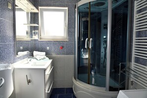 Bathtub, hair dryer, towels - Dalmatian villa with pool and breathtaking sea views (Postira)