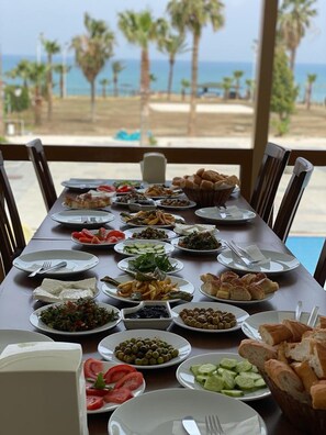 Päivittäinen buffetaamiainen (5 EUR per henkilö)