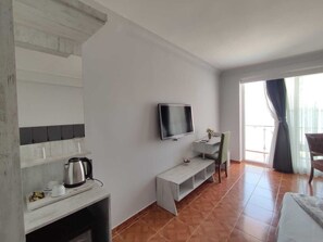 Familie suite | Een minibar, een bureau, een laptopwerkplek, een strijkplank/strijkijzer