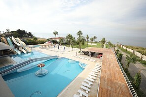 Una piscina cubierta, una piscina al aire libre de temporada