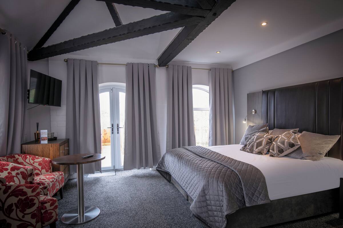 deluxe cottage, 2 double beds | 1 bedroom, iron/ironing board, free wifi, bed sheets