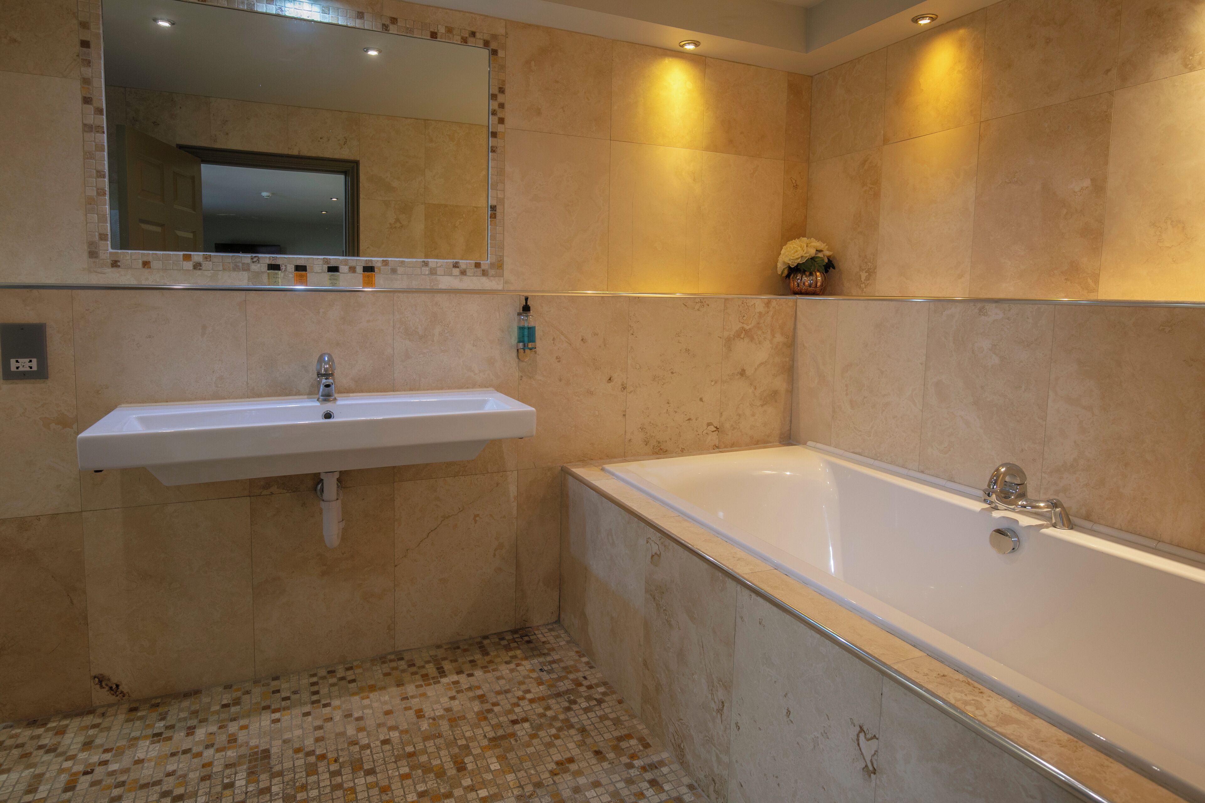 deluxe double room, 1 double bed | bathroom | free toiletries, hair dryer, towels