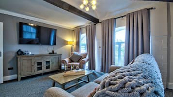 Signature Cottage, 1 Bedroom, Terrace | Living area | 32-inch flat-screen TV with digital channels