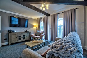 Signature-Ferienhaus, 1 Schlafzimmer, Terrasse | Wohnbereich | 32-Zoll-Flachbildfernseher mit Digitalempfang