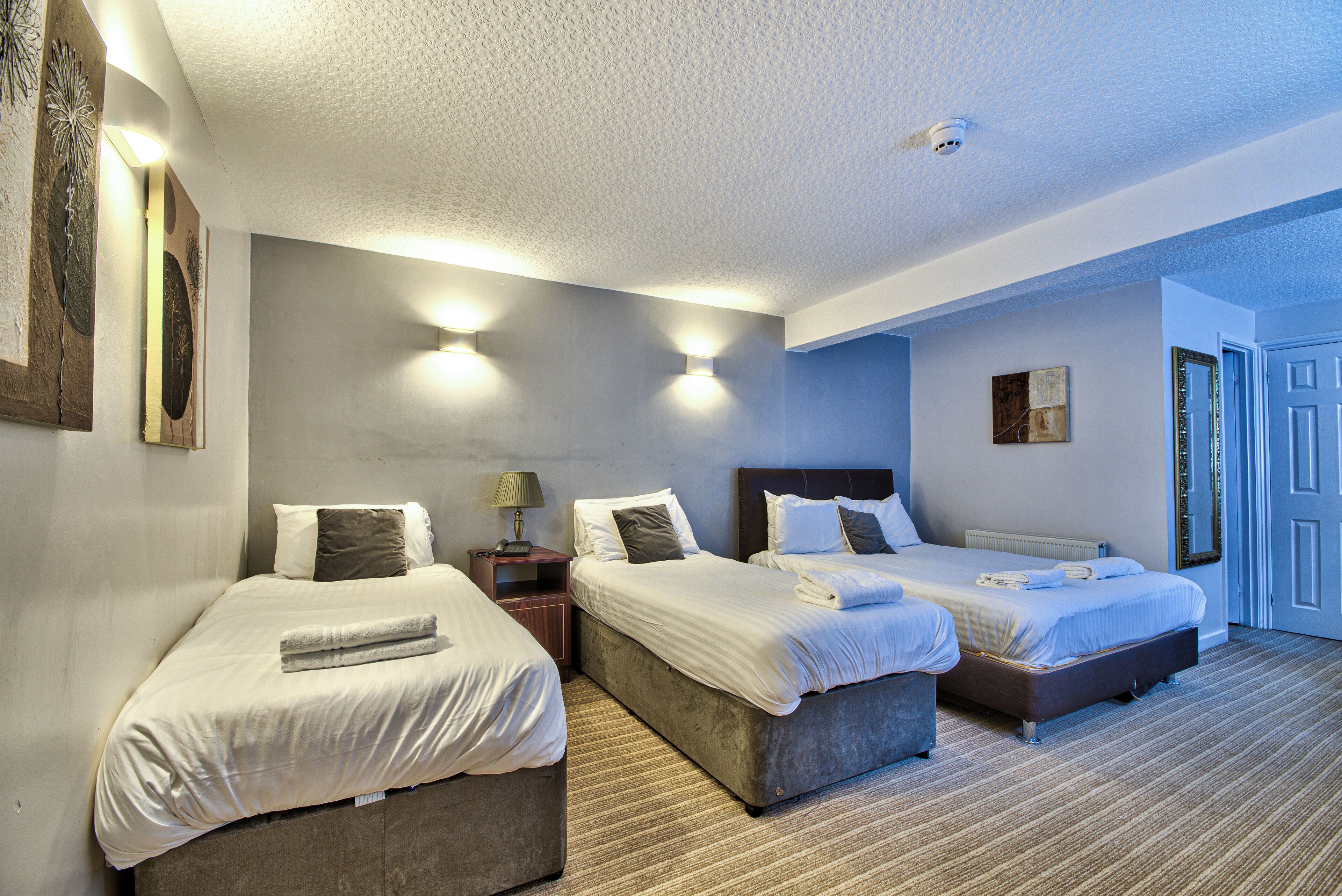 Quarto quádruplo família, várias camas | Ferros/tábuas de passar roupa, Wi-Fi de cortesia, roupa de cama