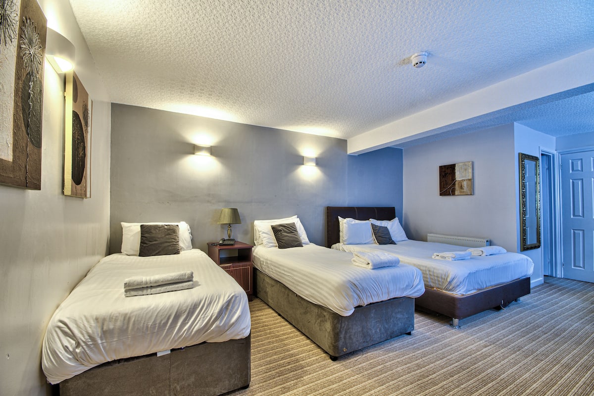 Quarto quádruplo família, várias camas | Ferros/tábuas de passar roupa, Wi-Fi de cortesia, roupa de cama