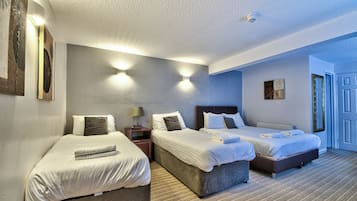 Habitación cuádruple familiar, varias camas | Tabla de planchar con plancha, wifi gratis, ropa de cama