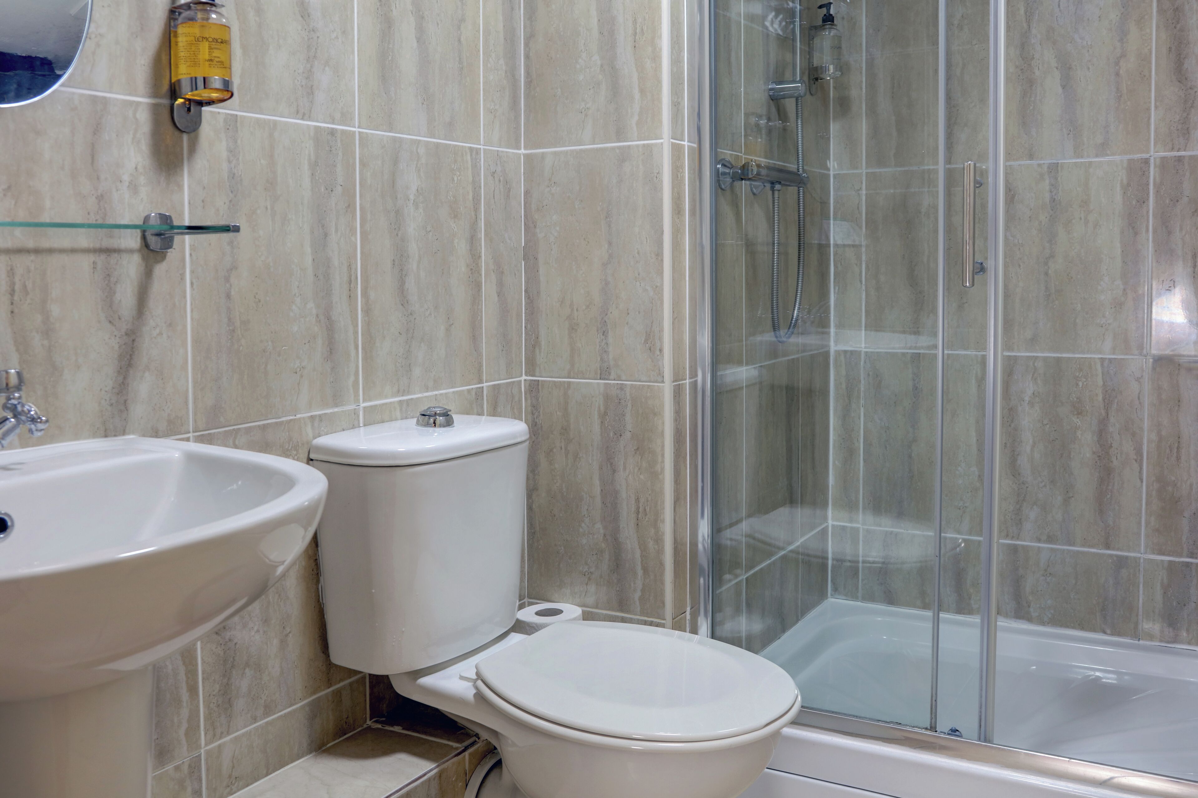 family room, multiple beds | bathroom | free toiletries, hair dryer, towels