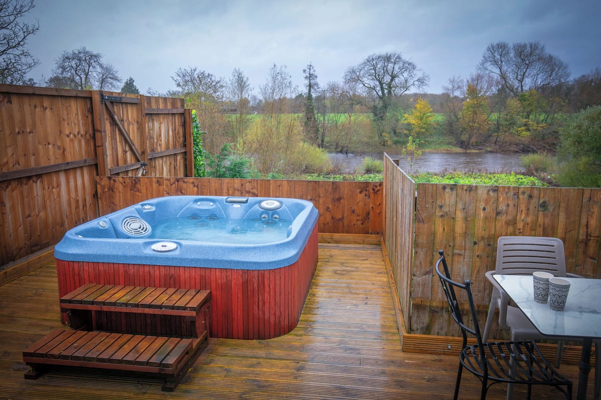 Chuveiro, produtos de toalete grátis, secador de cabelo