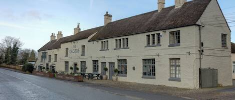 Vista frontal de la propiedad