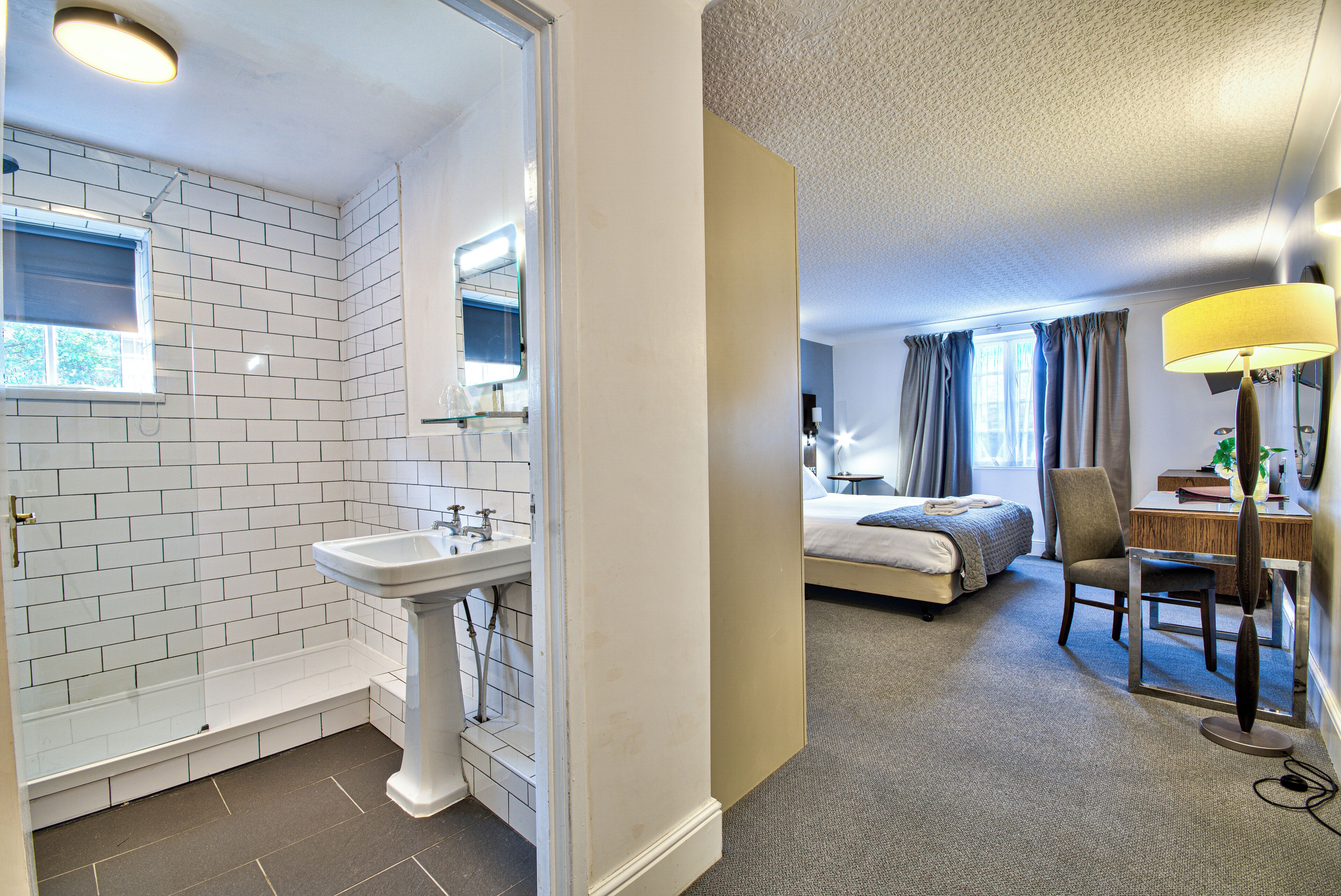 Quarto premium, 1 cama Queen | Ferros/tábuas de passar roupa, Wi-Fi de cortesia, roupa de cama