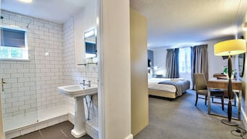 Habitación Premium, 1 cama de matrimonio | Tabla de planchar con plancha, wifi gratis, ropa de cama