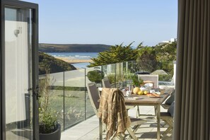 Outdoor dining - Treheyl, Pentire- Hot tub & plunge pool (Newquay)